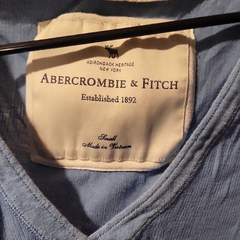 Abercrombie & Fitch Light Blue V-Neck Short Sleeve Tee - Picture 2 of 3